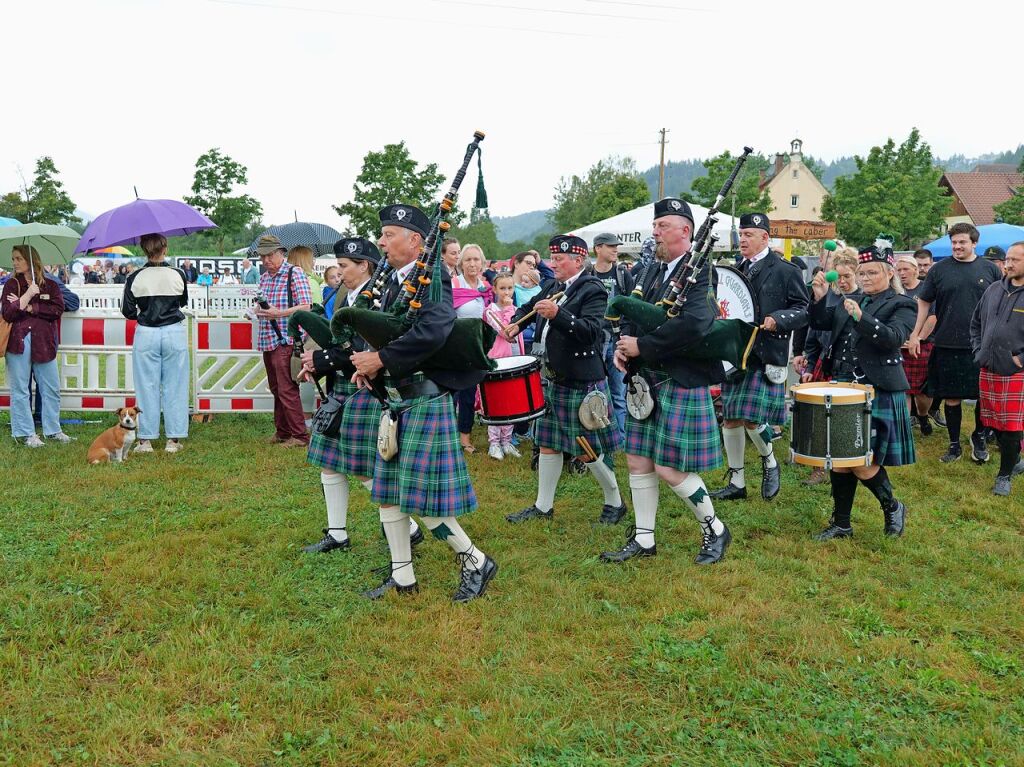 Sieben martialische Disziplinen gibt es in diesem Jahr bei den Highland Games: Baumstammwerfen, Tauziehen, Fasshochwurf, Axtwerfen, Lauf mit Gewichten, Baumstamm-Slalom und Weinfassrollen.