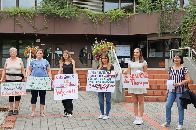 Fr den Weiterbestand des Autismus-Zen...Landratsamt Ortenaukreis in Offenburg.  | Foto: Juliana Eiland-Jung