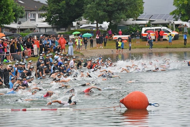 Rund 470 Athletinnen und Athleten star...3. Breisgau-Triathlon in Malterdingen.  | Foto: Benedikt Sommer