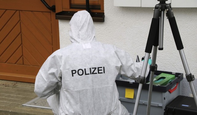 Die Kriminalpolizei bei der Untersuchung  des Tatorts in Lienheim.   | Foto: Baier, Markus