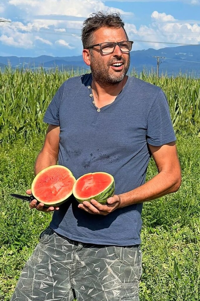 Erntefrisch: Stefan Gamb mit einer aufgeschnittenen Mini-Wassermelone.  | Foto: Alexander Huber