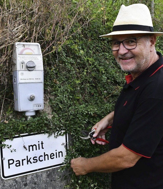 Jan-Peter Sigmund an der Parkuhr im Weinanbaugebiet Steinacker in Herten  | Foto: Heinz und Monika Vollmar