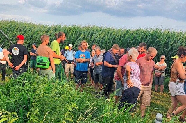 Gemsebauern und Fachleute treffen sic...Demeter-Betrieb Berg seine Arbeit vor.  | Foto: Landratsamt