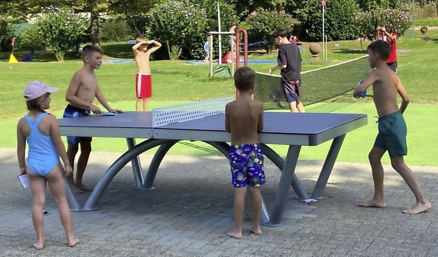 Auch an der Tischtennisplatte konnten sich die Kinder messen.  | Foto: Bertold Obergfll