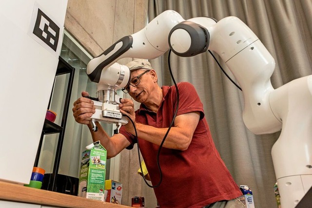 Ohne Training lernt auch ein Roboter n...nach einer Milchpackung greifen muss.   | Foto: Maximo-Hans Musielik