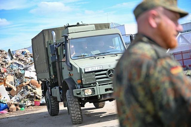 Bundeswehr und Freiwillige helfen beim Aufrumen nach Hochwasser in Bruchsal