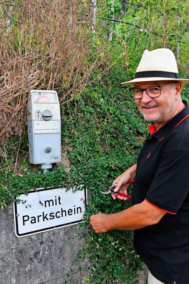 Jan-Peter Sigmund an der Parkuhr im Weinanbaugebiet Steinacker in Herten  | Foto: Heinz und Monika Vollmar