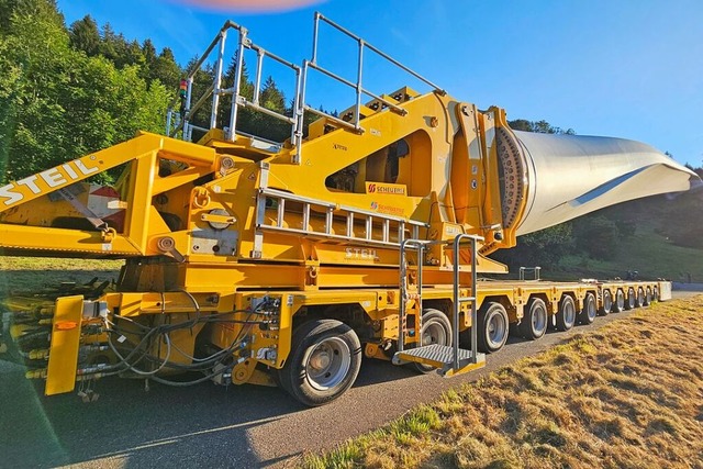 Der Schwerlast-Transport von Windradte...Matte sorgt fr Verkehrsbehinderungen.  | Foto: Gerald Nill