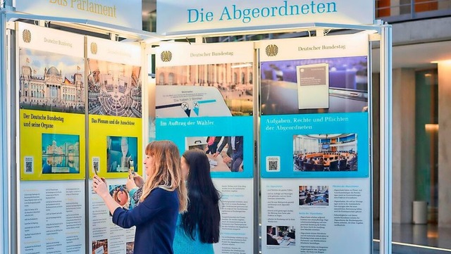 Besucherinnen der Wanderausstellung de...gleitenden Multimedia-Guide anzusehen.  | Foto: Marc Beckmann/Deutscher Bundestag