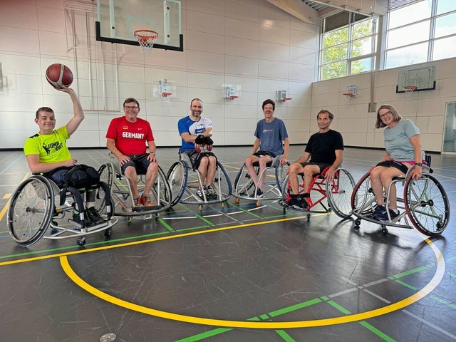 Die inklusive Rollstuhl-Basketball-Man...en gefrderten Projekten der Stiftung.  | Foto: Uli Nodler