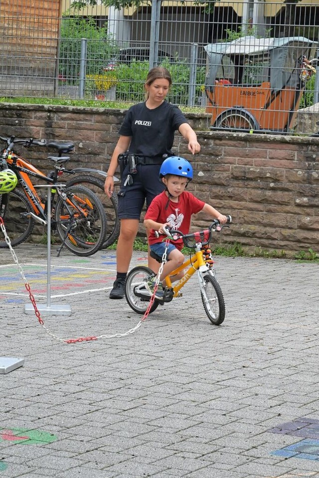 Spielerisch lernen die Kinder, auf dem Rad die Balance zu halten.  | Foto: Markus Zimmermann