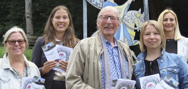 Maler Willi Raiber (Mitte) zeigte sich...chftsstellenleiterin Carola Mlhaupt.  | Foto: Gerd Leutenecker