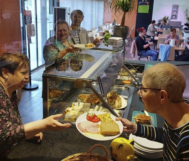 Eine ehrenamtliche Mitarbeiterin des Caf Lffel gibt Essen aus.  | Foto: Diakonisches Werk Lahr