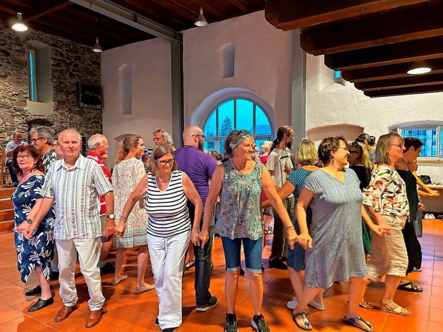 Der Luttinger Pfarrsaal wurde fr eine...emperaturen zum Tanzsaal bei Fest Noz.  | Foto: Charlotte Frse