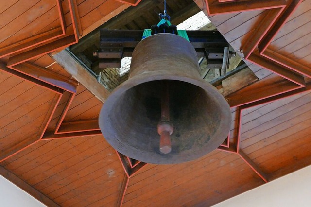 Im Zeitlupentempo wird die Glocke durc...uke in den Altarraum heruntergelassen.  | Foto: Andrea Drescher