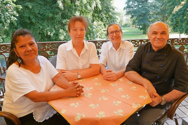 Mitarbeiterinnen Jochebed Reyes (von l...tti auf der Terrasse des Kaffeehauses.  | Foto: Michael Gottstein