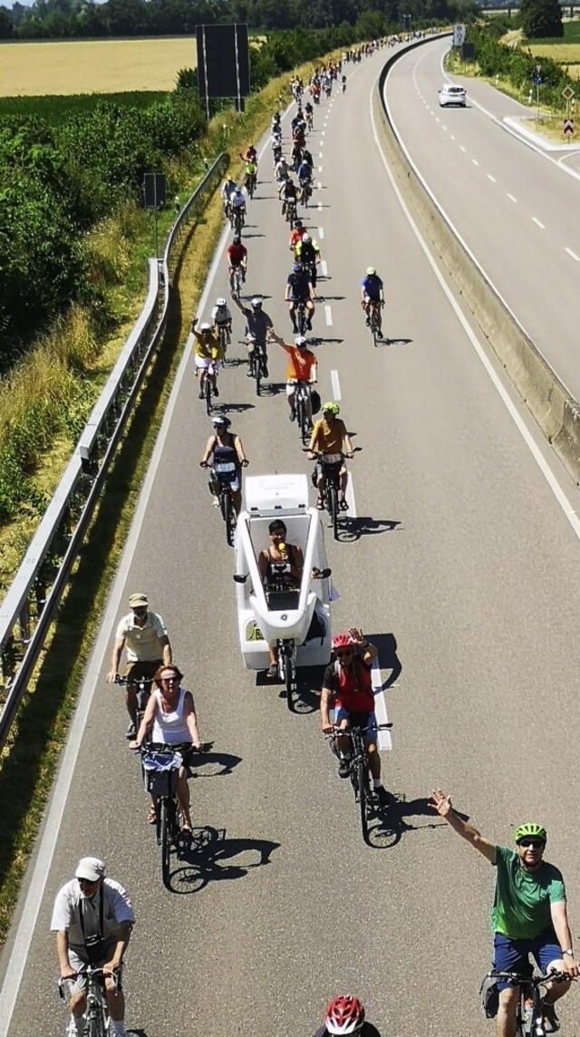 Die B 28 bei Willsttt als Radschnellw...erten Radfahrer im vergangenen Sommer.  | Foto: Ralf Burgmaier