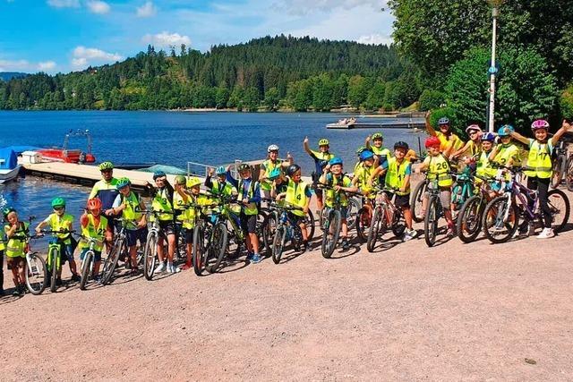 Mit dem Fahrrad geht es fr Kinder aus Titisee-Neustadt zum Revierbesuch