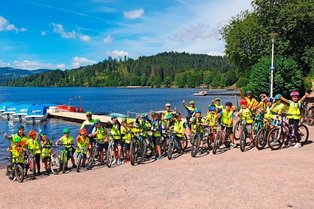 Ausgestattet mit Warnwesten und frisch...Kinder auf Tour mit der Verkehrswacht.  | Foto: Polizeirevier Titisee-Neustadt