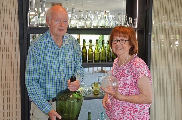 Monika und Horst Degen beginnen damit,...ssammlung in die Vitrinen einzurumen.  | Foto: Friedbert Zapf