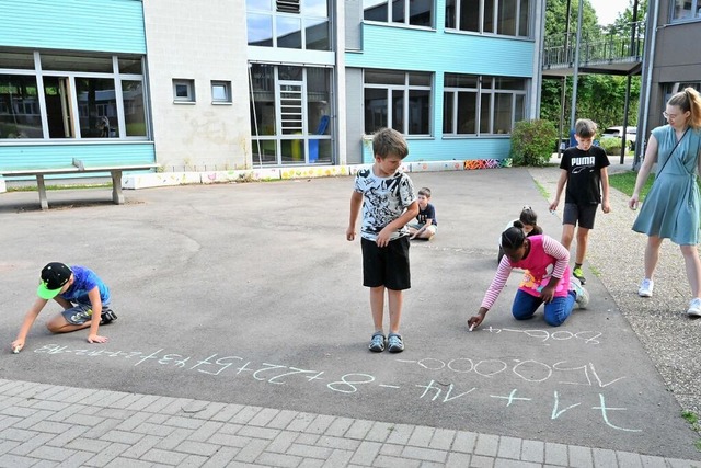 Rechnen ben, das geht in der Kiwanis-...zlingen auch auf und mit dem Schulhof.  | Foto: Markus Zimmermann