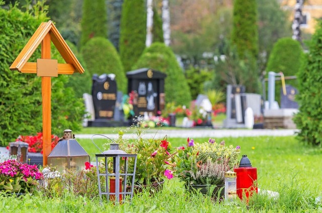 Auf dem Friedhof in Murg wurde ein Hol...olizei sucht nach Zeugen (Symbolbild).  | Foto: Stock