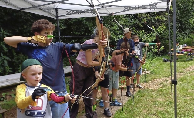 Viele Kinder und Jugendliche bten bei den Bogenschtzen flingen das Zielen.   | Foto: Bogenfreunde flingen