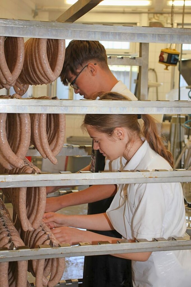 Ab in die Wurstkche: Metzgermeister M...ch ber das Interesse an seinem Beruf.  | Foto: Gert Brichta