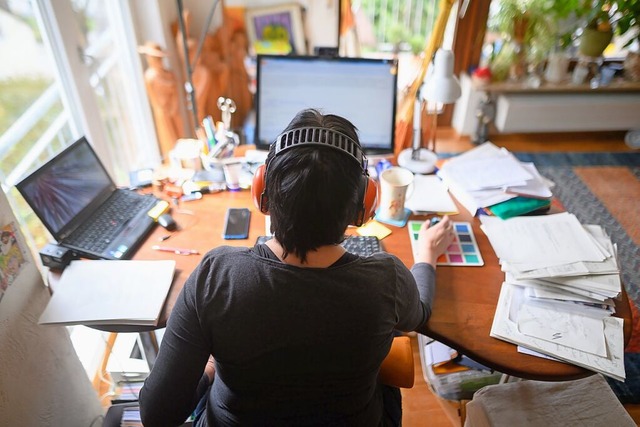 Homeoffice wird bei Mitarbeitenden imm...de Seiten geeignete Modelle zu finden.  | Foto: Sebastian Gollnow (dpa)