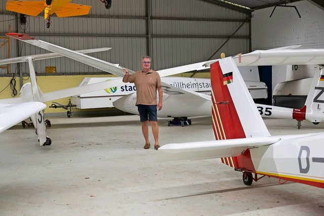 Arno Breitenfeld in der Flugzeughalle:...igung des Flugplatzfestes viel zu tun.  | Foto: Volker Mnch