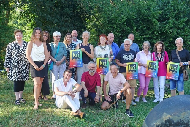 Die teilnehmenden Kunstschaffenden und...rschreitende Laufenburger Kulturnacht.  | Foto: Roswitha Frey