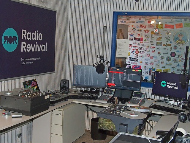 Im alten Radio-Telstar-Studio  versamm...s Offenburger  Privatrundfunkpioniers.  | Foto: Radio Telstar