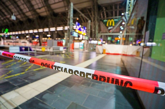 Der Frankfurter Hauptbahnhof ist am Dienstagabend weitrumig abgesperrt worden.  | Foto: Andreas Arnold (dpa)