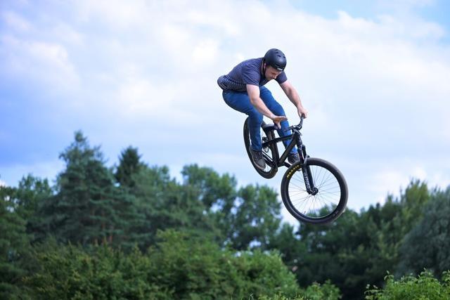 Dirtpark in Freiburg: Wer mit dem Fahrrad fliegen will, muss buddeln