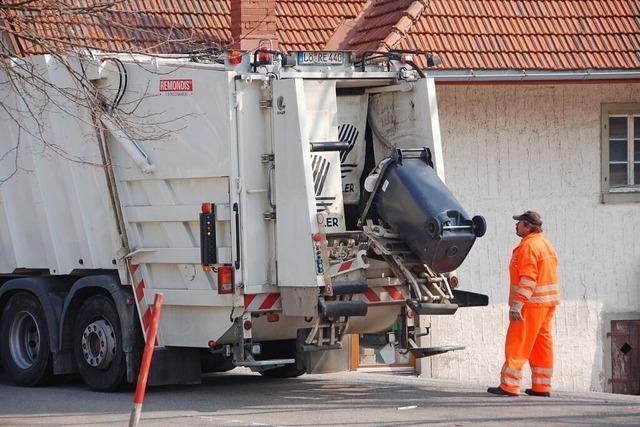 Mllfahrzeug rollt ber Beine von Mllwerker