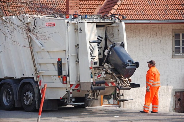 Bei einem Unfall mit einem Mllfahrzeu...ckenbach schwer verletzt (Symbolbild).  | Foto: Victoria Langelott