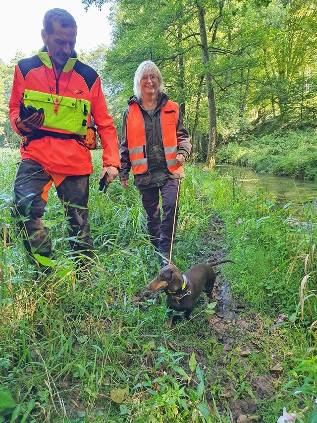 Die Hundefhrer Uwe Deiler und Sandra...dschwein-Kadaversuche im Raum Eberbach  | Foto: Jens Schmitz