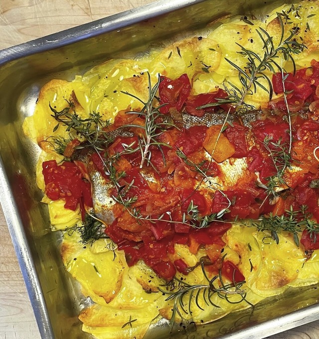 Aus der Reine serviert: Fischfilet auf Kartoffelbett mit Krutern  | Foto: Hans-Albert Stechl