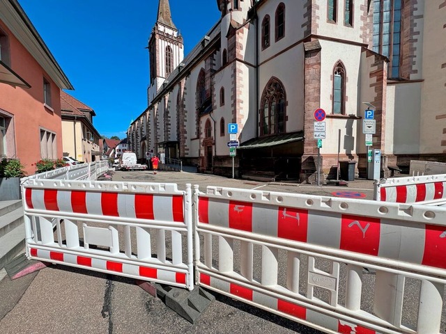 Keine Durchfahrt mehr: Zwischen Mnste...rungsarbeiten an der Kirche  gesperrt.  | Foto: Tanja Bury