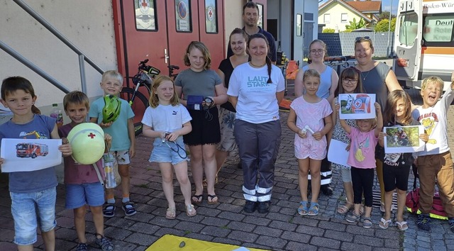 Die Kinder vor dem DRK-Heim Luttingen ...Gamp und Madeleine Schwarz (von links)  | Foto: Reinhard Herbrig