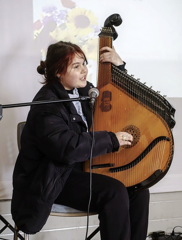 Die ukrainische Bandura-Spielerin Dasha bei einer Veranstaltung im Februar  | Foto: Alexander Brger/Lahr hilft