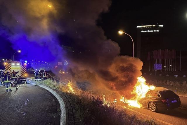 Feuer zerstrt Fahrzeug und beschdigt Strae