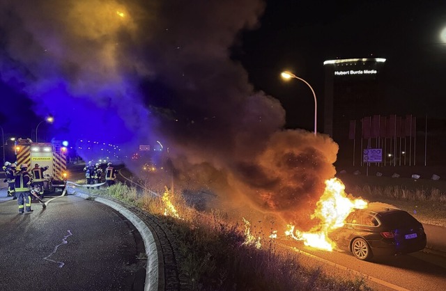 In Flammen aufgegangen ist ein BMW in ...t auf Donnerstag auf dem Messekreisel.  | Foto: Feuerwehr Offenburg