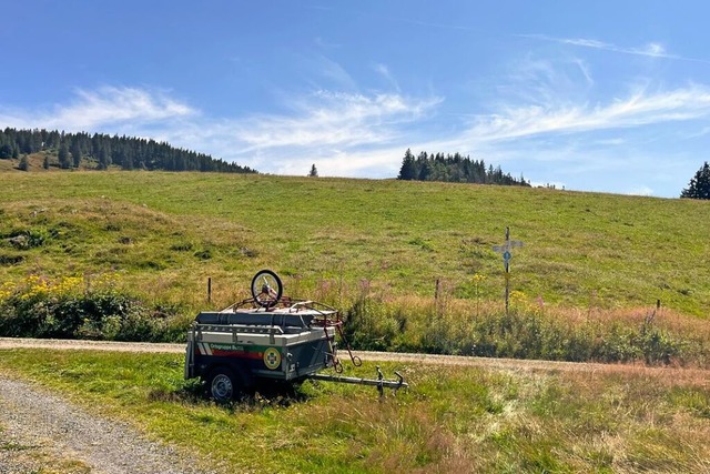 Die Einsatzkrfte der Bergwacht  unter...e persnlichen Gegenstnde des Mannes.  | Foto: Bernhard Amelung