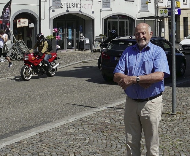 Josef Reich auf dem Marktplatz. Reich ...schaft und betrieb ein Herrenmodehaus.  | Foto: Sylvia Sredniawa