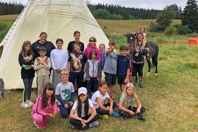 Wie Tipi bauen und Pferde streicheln Kindern in Lenzkirch helfen kann