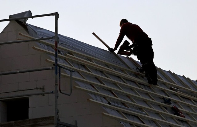 Auf dem Dach wird&#8217;s derzeit hei. Klimaanlage? Fehlanzeige.  | Foto: Jan Woitas (dpa)