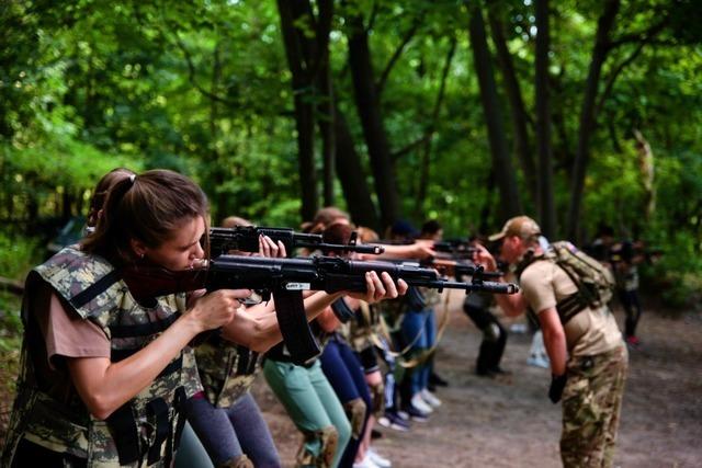 In Kiew lernen Frauen am Wochenende das Kmpfen mit der Waffe