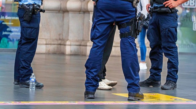 Die Polizei hatte den Tatverdchtigen im Frankfurter Bahnhof festgenommen.  | Foto: Andreas Arnold (dpa)