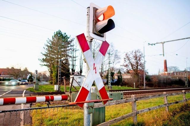 Unfall an Bahnbergang in Lffingen geht glimpflich aus